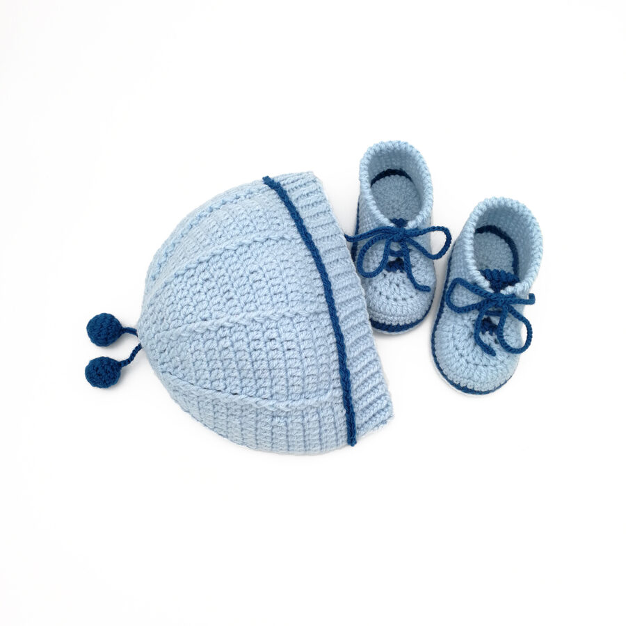 Hat and booties (light blue newborn set)